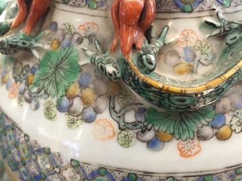 Une paire de vases en porcelaine de Chine famille verte de Canton, 19&egrave;me
