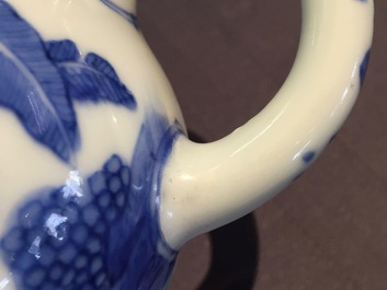Een blauw-witte Chinees porseleinen mosterdpot met zilveren montuur, Transitie-periode, 17e eeuw