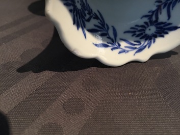 Un vase double gourde en porcelaine de Chine, d&eacute;cor aux papillons, Kangxi, ca. 1700