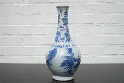 A blue and white Chinese porcelain bottle vase, Transitional, 17th C.