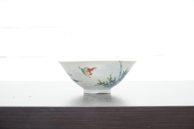 Een Chinees porseleinen doucai kom met een phoenix, 19e eeuw