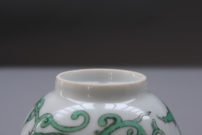 Une tasse &agrave; vin en porcelaine de Chine au dragon, 19/20&egrave;me