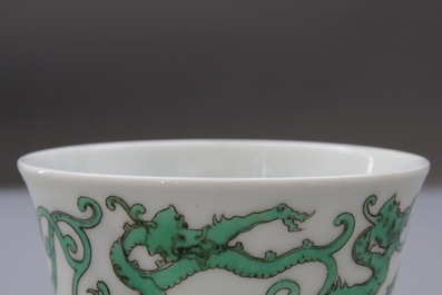 Une tasse &agrave; vin en porcelaine de Chine au dragon, 19/20&egrave;me