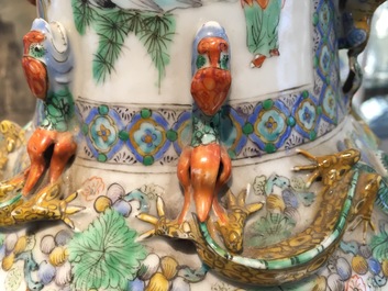 Une paire de vases en porcelaine de Chine famille verte de Canton, 19&egrave;me