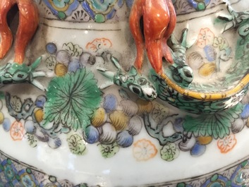 Une paire de vases en porcelaine de Chine famille verte de Canton, 19&egrave;me