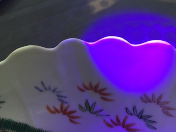 Een paar Chinees porseleinen gelobde borden in Kakiemon-stijl, Kangxi, 1ste kwart 18e eeuw