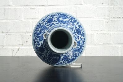 A Chinese blue and white Ming-style porcelain "arrow" vase with lotus scrolls, 19/20th C.