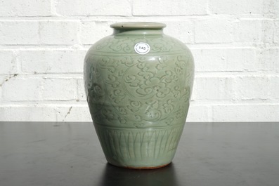Een Chinese celadon vaas met ingekerfd decor, Ming Dynastie