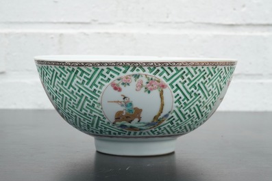 Coupe en porcelaine de Chine d&eacute;cor&eacute;e en relief, famille rose, Yongzheng, 1722-1735
