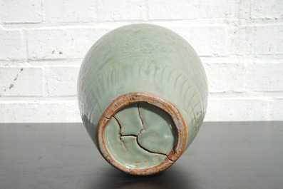 Een Chinese celadon vaas met ingekerfd decor, Ming Dynastie