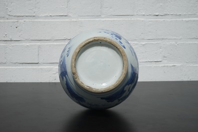 A blue and white Chinese porcelain bottle vase, Transitional, 17th C.