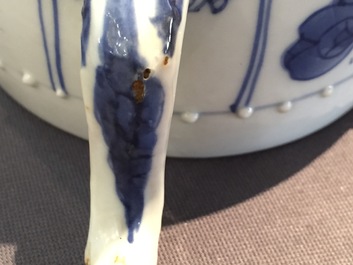 Une th&eacute;i&egrave;re en porcelaine de Chine bleu et blanc, &eacute;poque Kangxi, ca. 1700