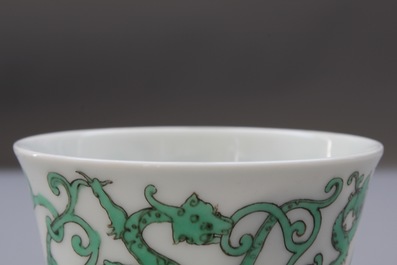 Une tasse &agrave; vin en porcelaine de Chine au dragon, 19/20&egrave;me