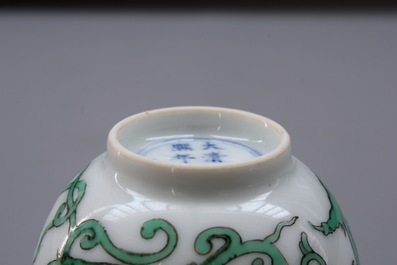 Une tasse &agrave; vin en porcelaine de Chine au dragon, 19/20&egrave;me