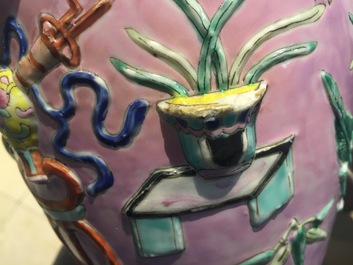 Un pot en porcelaine de China au d&eacute;cor en relief sur fond roze, 19&egrave;me
