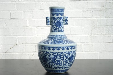A Chinese blue and white Ming-style porcelain "arrow" vase with lotus scrolls, 19/20th C.