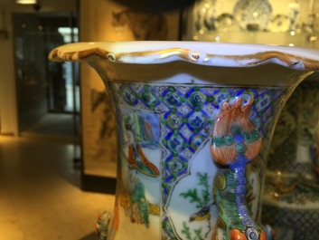 Une paire de vases en porcelaine de Chine famille verte de Canton, 19&egrave;me