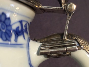 Een blauw-witte Chinees porseleinen mosterdpot met zilveren montuur, Transitie-periode, 17e eeuw