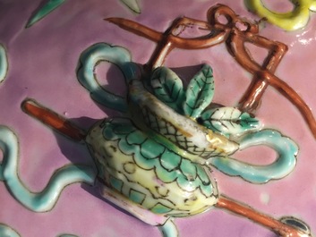 Un pot en porcelaine de China au d&eacute;cor en relief sur fond roze, 19&egrave;me
