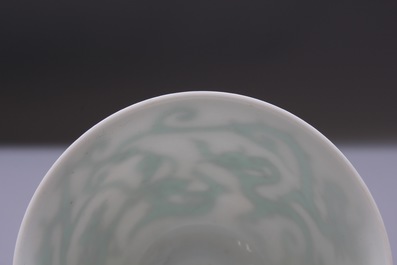 Une tasse &agrave; vin en porcelaine de Chine au dragon, 19/20&egrave;me