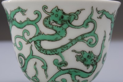 Une tasse &agrave; vin en porcelaine de Chine au dragon, 19/20&egrave;me