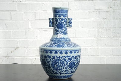 A Chinese blue and white Ming-style porcelain "arrow" vase with lotus scrolls, 19/20th C.