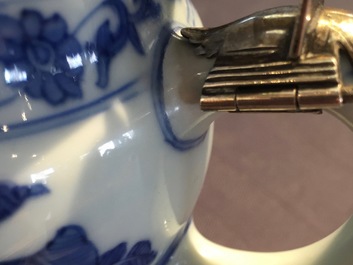 Een blauw-witte Chinees porseleinen mosterdpot met zilveren montuur, Transitie-periode, 17e eeuw