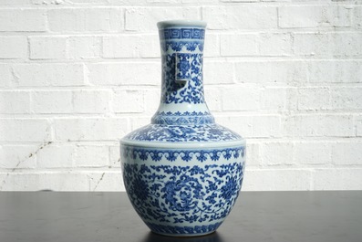 A Chinese blue and white Ming-style porcelain "arrow" vase with lotus scrolls, 19/20th C.