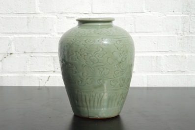 Een Chinese celadon vaas met ingekerfd decor, Ming Dynastie