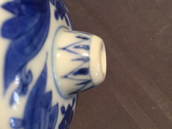 Een blauw-witte Chinees porseleinen mosterdpot met zilveren montuur, Transitie-periode, 17e eeuw