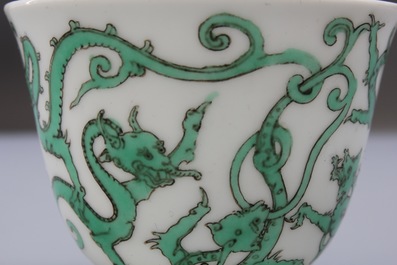 Une tasse &agrave; vin en porcelaine de Chine au dragon, 19/20&egrave;me