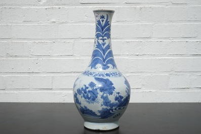 A blue and white Chinese porcelain bottle vase, Transitional, 17th C.