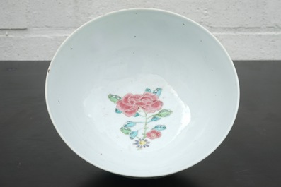 Coupe en porcelaine de Chine d&eacute;cor&eacute;e en relief, famille rose, Yongzheng, 1722-1735