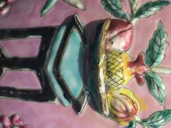 Un pot en porcelaine de China au d&eacute;cor en relief sur fond roze, 19&egrave;me