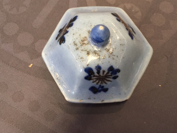 A Chinese porcelain five-piece lavender garniture , Qianlong, 18th C
