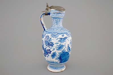 Un pichet en bleu et blanc, couvercle en &eacute;tain, Delft, 1630-1650