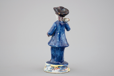 Un marchand de possoins en fa&iuml;ence polychrome de Delft, 18&egrave;me