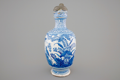 Un pichet en bleu et blanc, couvercle en &eacute;tain, Delft, 1630-1650