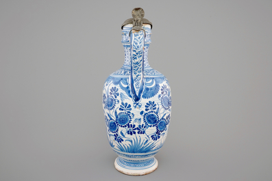 Un pichet en bleu et blanc, couvercle en &eacute;tain, Delft, 1630-1650