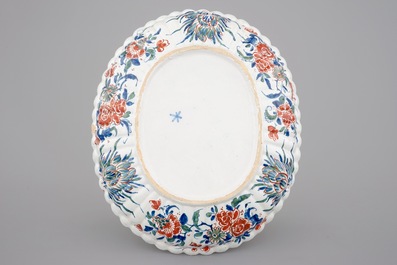 Een gerribeld polychroom Delfts bassin in Kashmir palet, ca. 1700