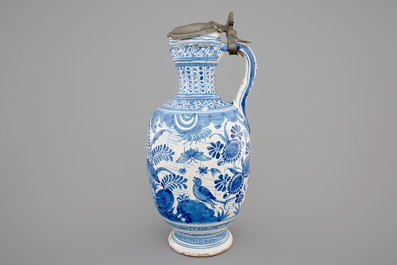 Un pichet en bleu et blanc, couvercle en &eacute;tain, Delft, 1630-1650