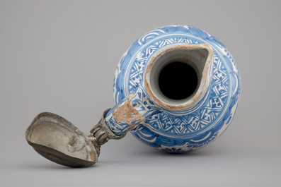 Un pichet en bleu et blanc, couvercle en &eacute;tain, Delft, 1630-1650