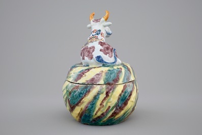 Un beurrier en fa&iuml;ence de Delft avec une vache, 18&egrave;me