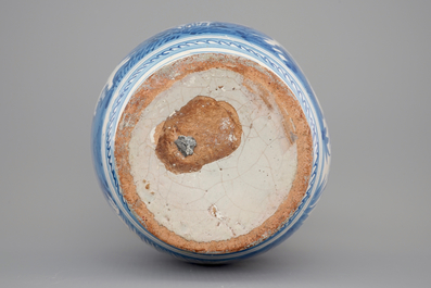 Un pichet en bleu et blanc, couvercle en &eacute;tain, Delft, 1630-1650