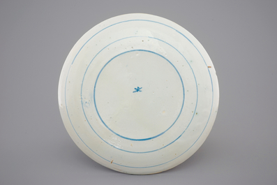 Une assiette en fa&iuml;ence de Delft au d&eacute;cor de patineurs, de la s&eacute;rie des Zodiacs, d&eacute;but du 18&egrave;me