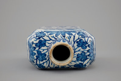 A Dutch Delft chinoiserie tea caddy, 18th C.