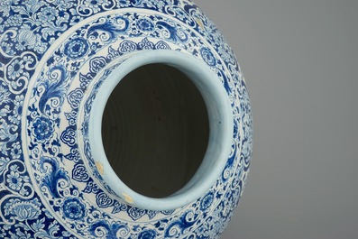 Een uitzonderlijk grote Delftse vaas met millefleurs decor, eind 17e eeuw