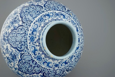 Een uitzonderlijk grote Delftse vaas met millefleurs decor, eind 17e eeuw