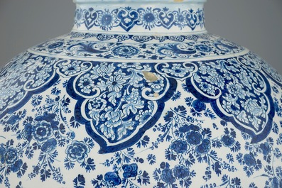 Een uitzonderlijk grote Delftse vaas met millefleurs decor, eind 17e eeuw