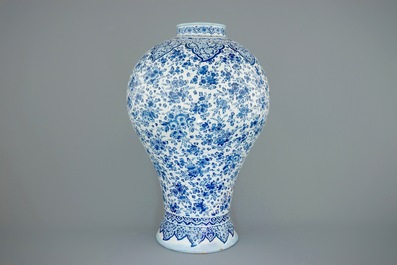 Een uitzonderlijk grote Delftse vaas met millefleurs decor, eind 17e eeuw